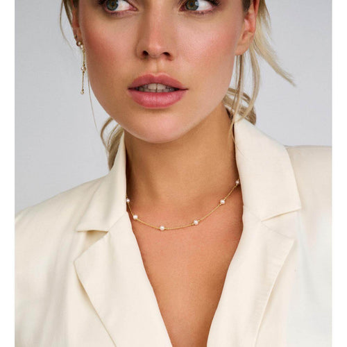 På model - Spirit Icons halskæde - Athena i forgyldt, ferskvandsperle