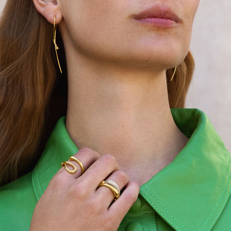 Georg Jensen Mercy ring i 18kt guld på finger - 20000020