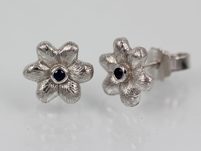 Blomster Øreringe I Hvidguld Med Safir