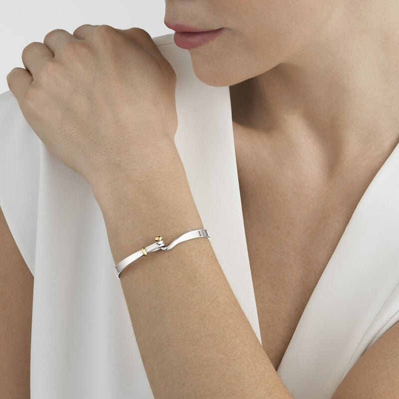 Smuk Torun armring på model - 20000546