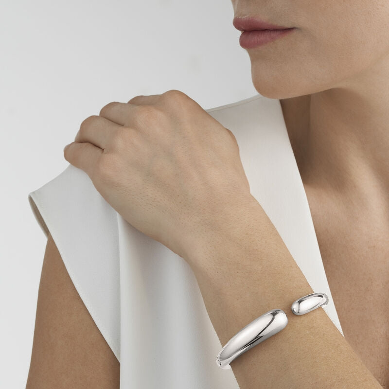 Mercy armring i sølv på arm - 20000073