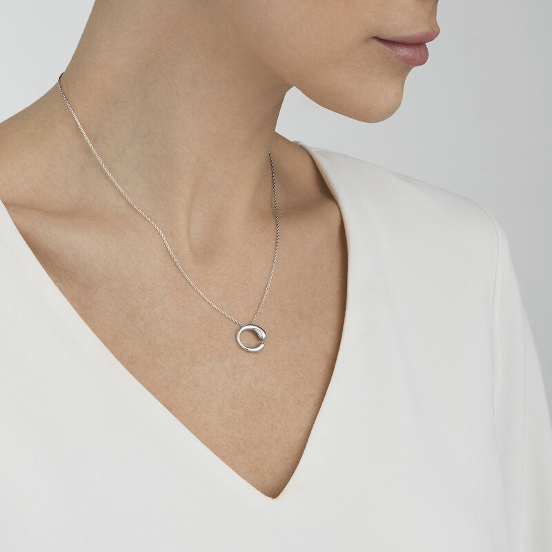 Georg Jensen Mercy halskæde i sølv på hals - 10015155