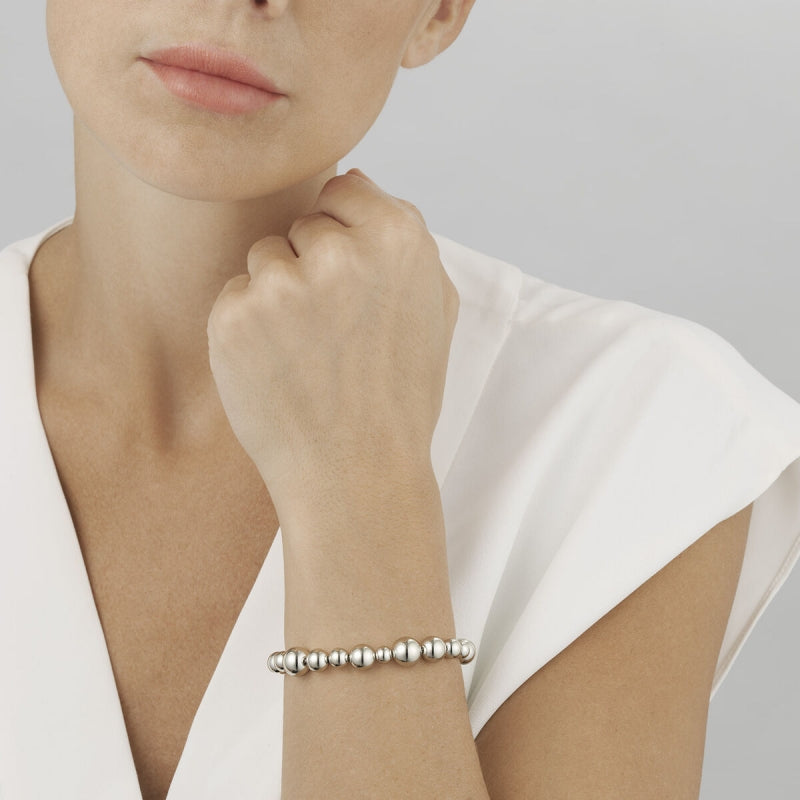Georg Jensen Moonlight Grapes armbånd i sølv på arm - 20000728