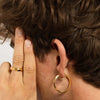 På model - IX Studios Berta øreringe i forgyldt sølv