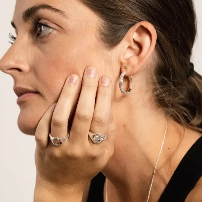 På model - IX Studios Mini Oval Nature Signet ring i sølv