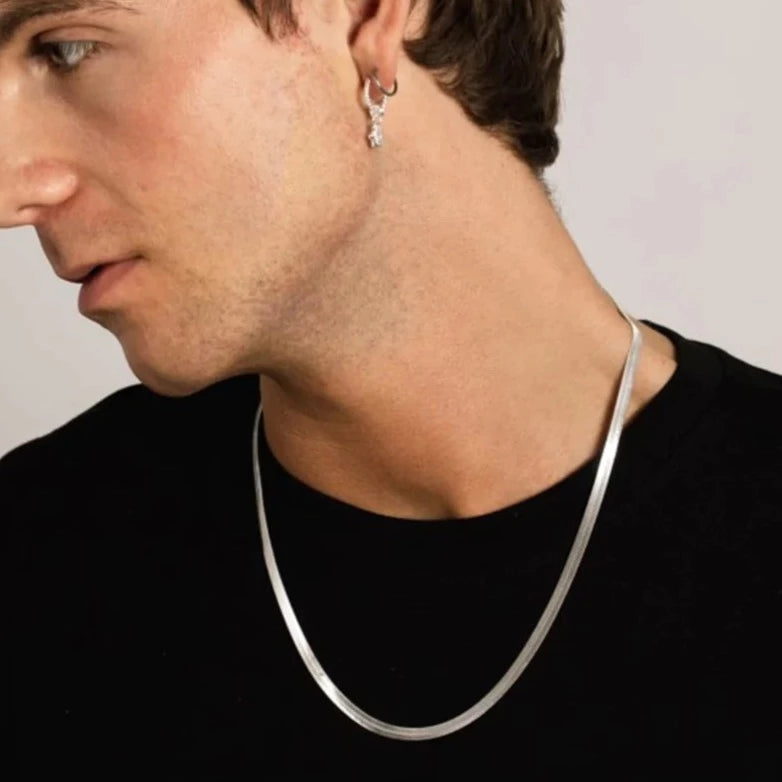 På model - IX Studios Milo halskæde i sølv